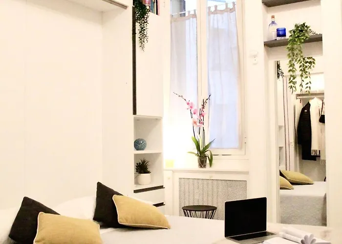 Cozy Among The Liveliest Street Of Isola Apartment *