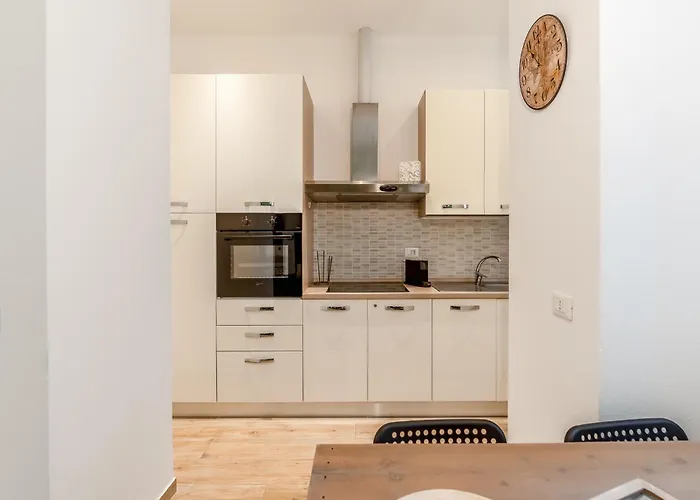 Entire With Patio In The Isola Area *