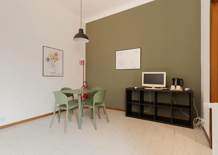 Guesthost - Morazzone Bright And Cozy Design Flat * ميلان