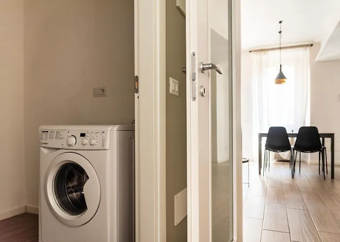 Youhosty - With Ac, Metro Stop Apartment