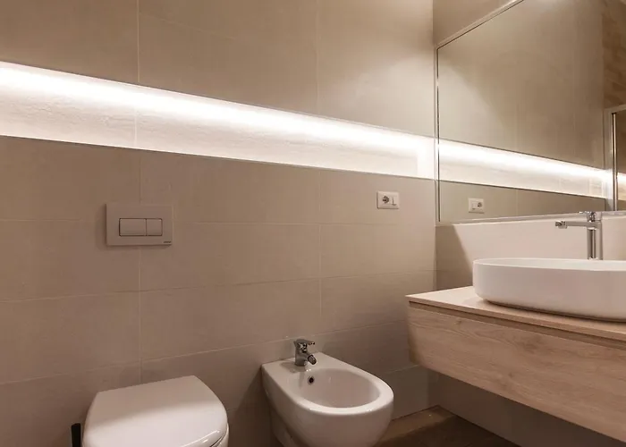 Youhosty - With Ac, Metro Stop Apartment *