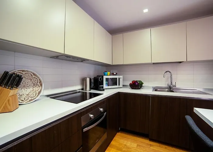 Apartment One-bedroom Unit G With Garden *