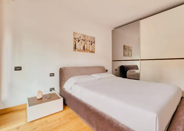 Hostmate - - Ulpio Traiano Milánó