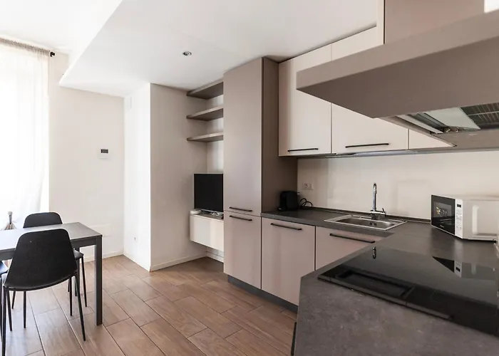 Youhosty - With Ac, Metro Stop ميلان