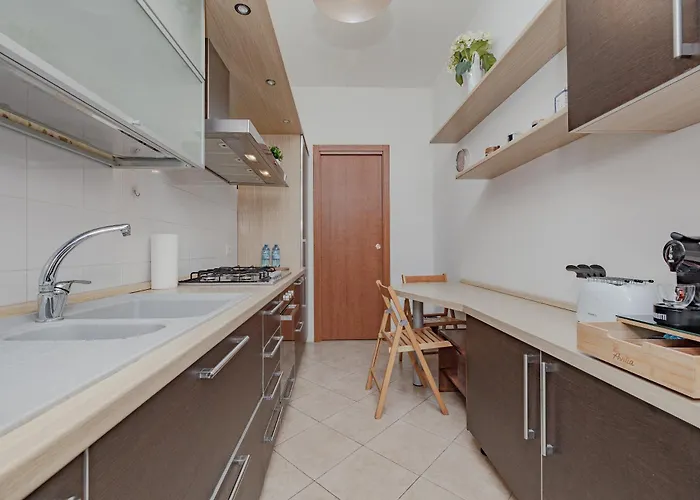 Stylish Near Duomo, Near Metro, Balcony Milan