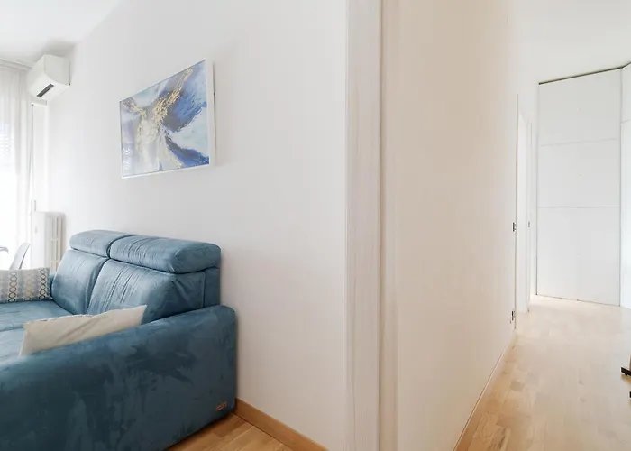 Guesthost - Stylish Flat In Navigli District アパート ミラノ