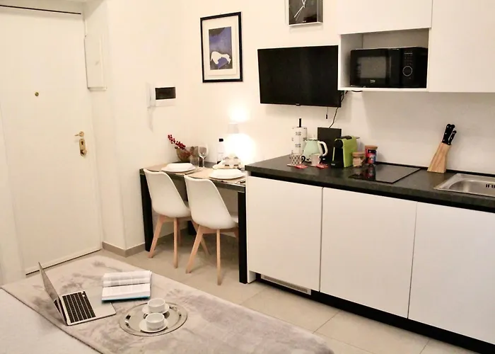 Cozy Among The Liveliest Street Of Isola Apartment