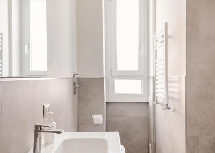 Moderno Vicino Metro M5 *