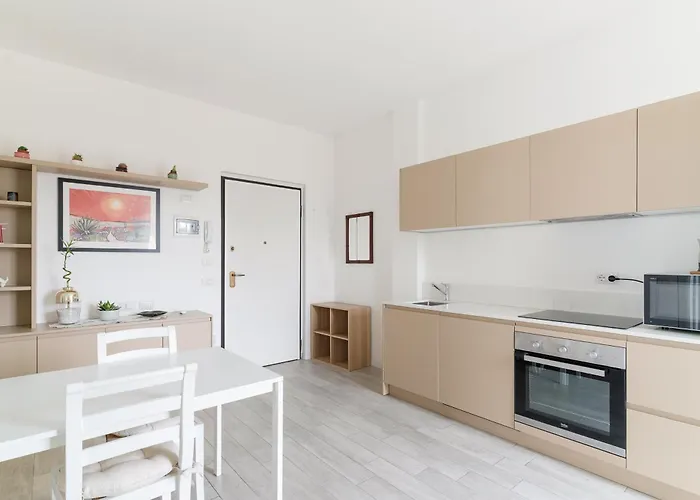 Guesthost - Lovely In Maggiolina