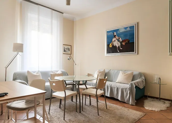 Youhosty - Compagnoni 8 Милан