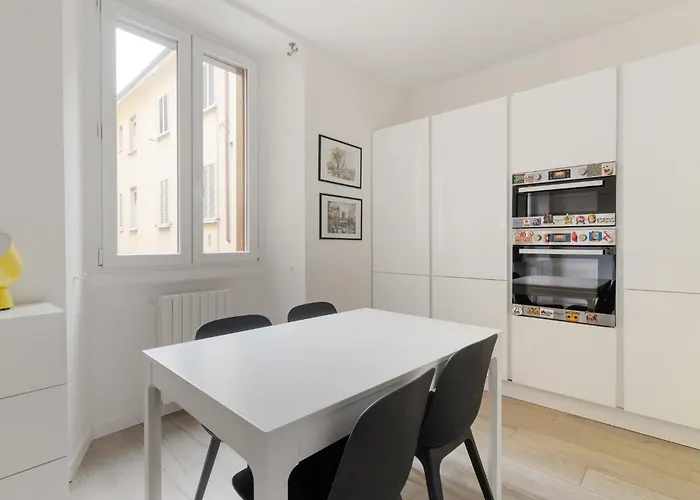 Guesthost - Bright Flat Near Stazione شقة