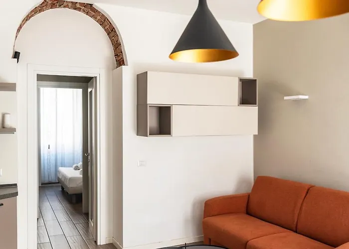 Youhosty - With Ac, Metro Stop ميلان