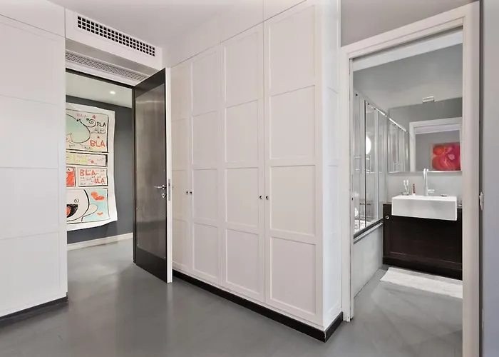 Modern And Particular In The Center * ミラノ