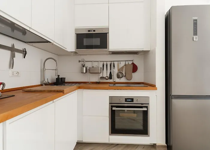 Guesthost - Lovely Flat Near Frattini M4 Apartment *