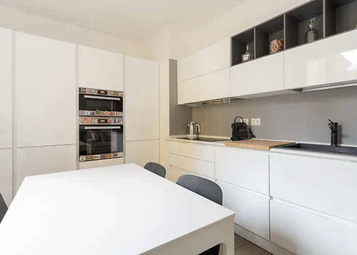 Guesthost - Bright Flat Near Stazione ميلان
