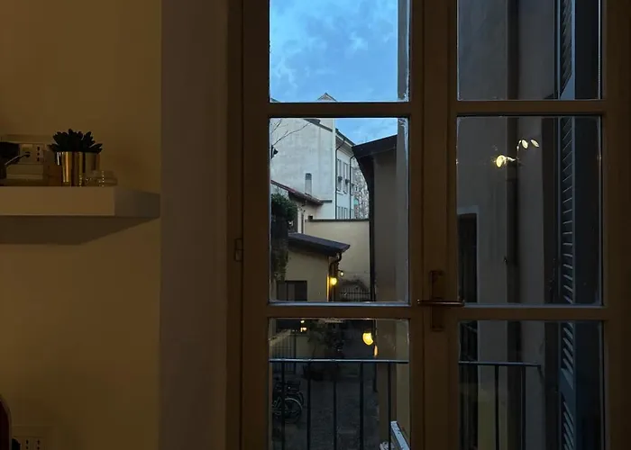 Milan's Secret Courtyard - Historic Center * Milán
