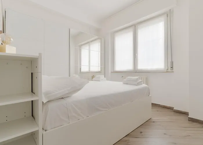 Guesthost - Lovely Flat Near Frattini M4 Apartment Mailand