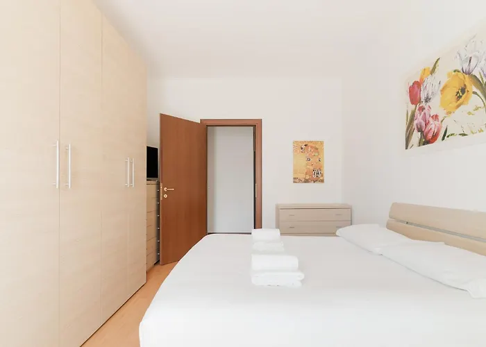 Guesthost - Bright Comfy