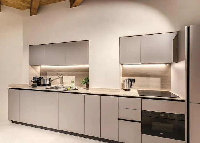 Seety Porta Romana Statue