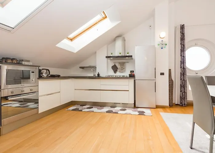 Romantic Navigli Attic Free Garage 255 X 520 Cm