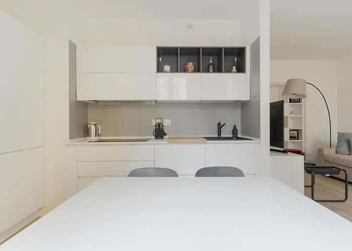 Guesthost - Bright Flat Near Stazione شقة