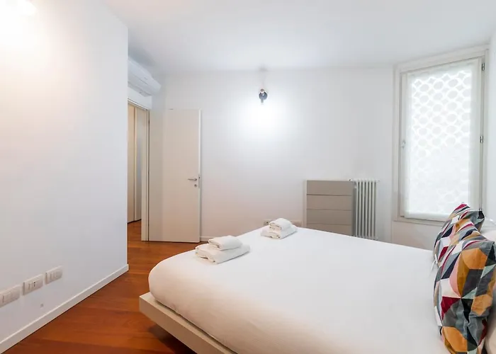 Stylish Flat In Nolo District By Metro Rovereto アパート