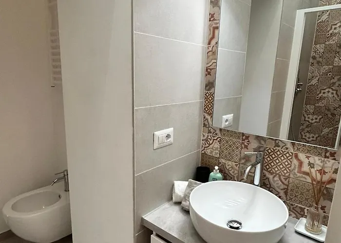 Cozy Among The Liveliest Street Of Isola Apartment *