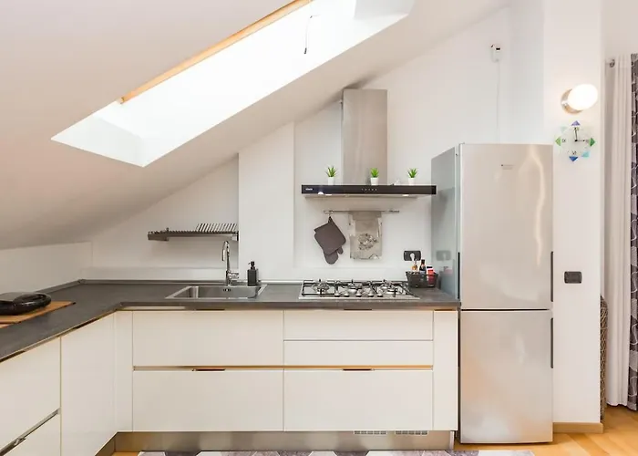 Romantic Navigli Attic Free Garage 255 X 520 Cm *