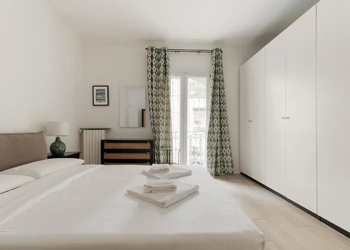 Guesthost - Bright Flat Near Stazione *