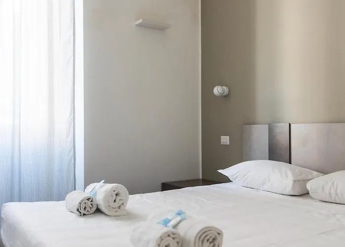 Youhosty - With Ac, Metro Stop ميلان