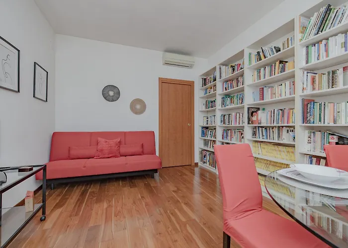 Apartment Stylish Near Duomo, Near Metro, Balcony Milan