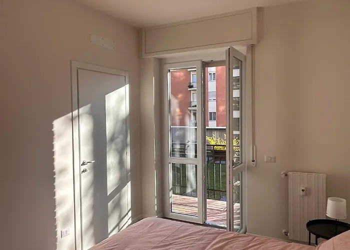 Modern And Bright House 20 Minutes From The Duomo Appartement Milaan