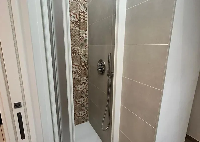 Cozy Among The Liveliest Street Of Isola Apartment