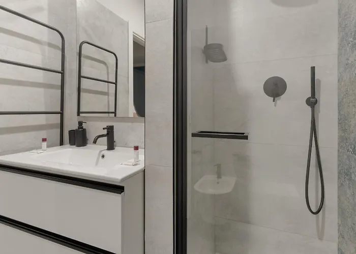 Guesthost - Bright Flat Near Stazione شقة *