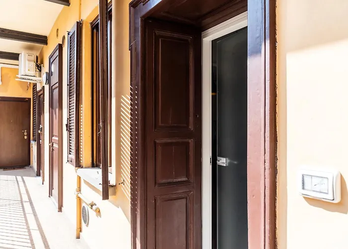 Youhosty - With Ac, Metro Stop Apartment