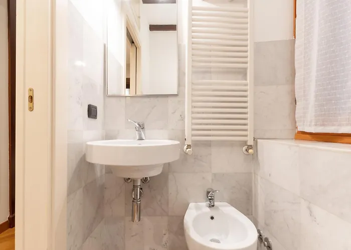 Guesthost - Comfy Flat Near Ospedale Policlinico Apartmán *