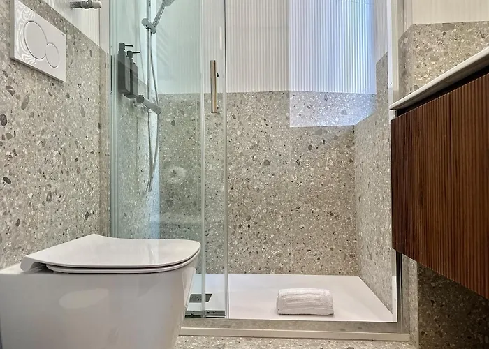 Lejlighed Designer Apartment, Entire Home, 2 Bathrooms, For Families, Groups