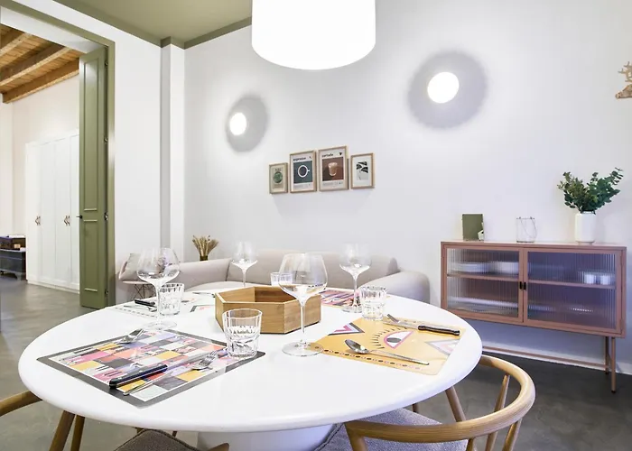 Design With Private Street Entrance Apartment *