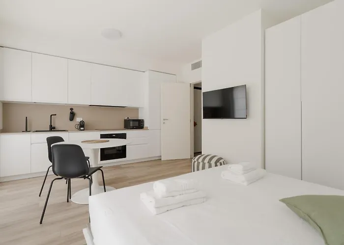 Guesthost - Modern In Moscova Mediolan