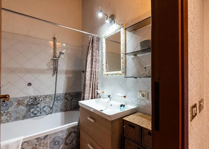 Characteristic 2 Double Bedroom דירה *