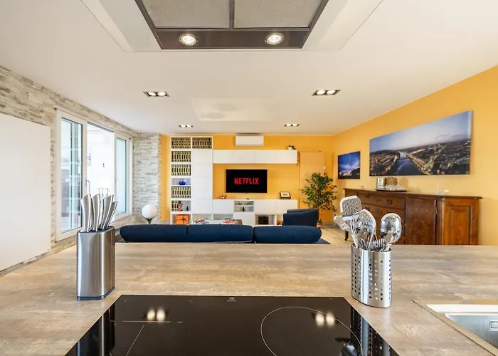 公寓 Skyline Penthouse - Terrazzo Panoramico & Metro 5min 米兰