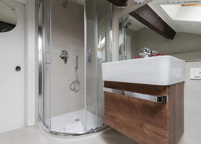 Design In Legno & Atmosfera Calda Bilocale 20m Dai Navigli アパート ミラノ