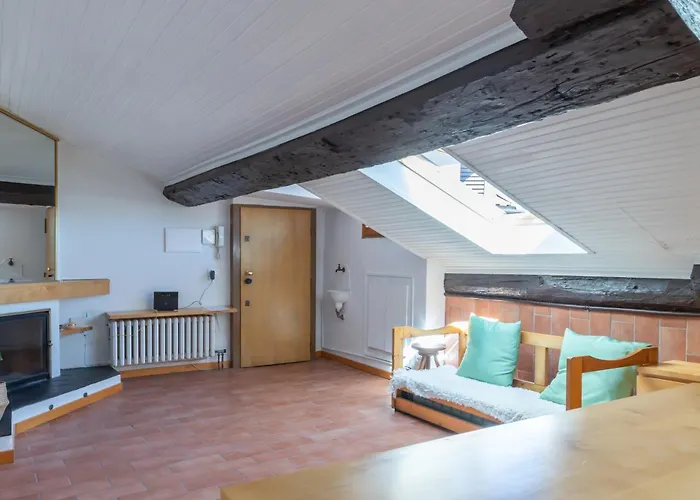 アパート Design In Legno & Atmosfera Calda Bilocale 20m Dai Navigli ミラノ