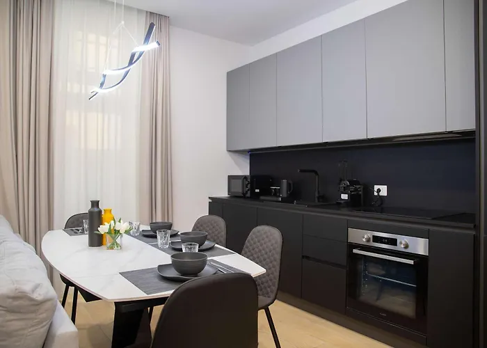 Stylish 1br Near Apartment