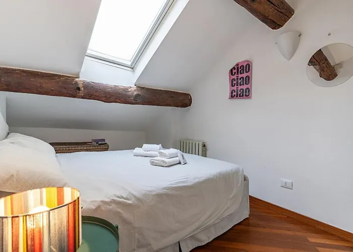 Apartament Elegante Mansarda Tra Navigli E Via Tortona Mediolan