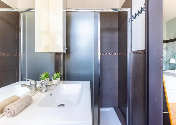 Апартаменты Duomo 5 Min Walk - 2 Bedrooms With Netflix, Wifi *