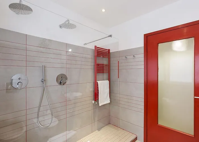 Rosso A Milano, Vicino Allo Ieo * מילאנו