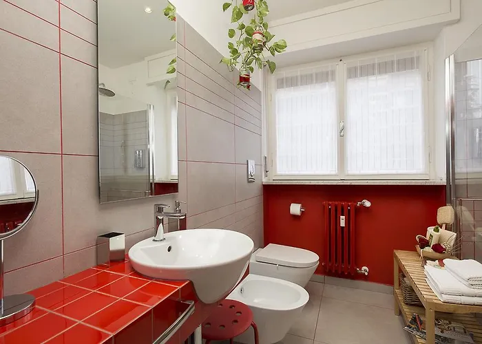 Rosso A Milano, Vicino Allo Ieo * מילאנו