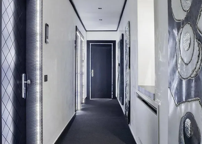إل إتش بي نابليون ميلان