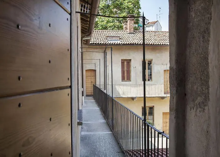 Un Posto A - All'interno Di Cascina Del 700 Milão